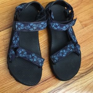 Sz 9 Teva storm sandals. Blue Hawaii print